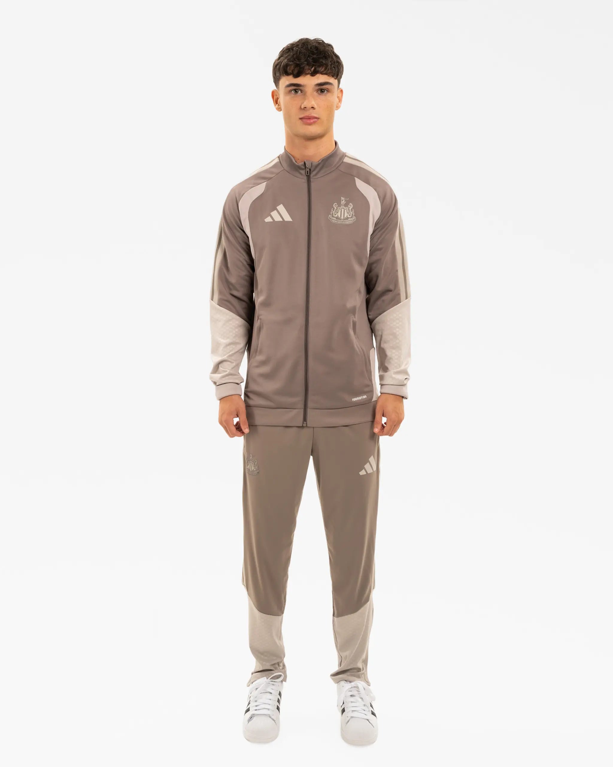 Куртка на молнии Newcastle United adidas 26/27 Coach's Range Beige